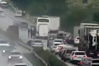 Fantomdugó miatt tarolt egy busz az M1-esen