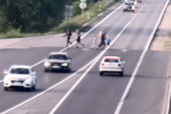 Rengeteg gyerekes család rohangált az autók között az M2-esen