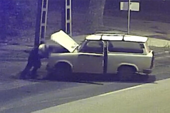 Részegen kibelezett egy Trabantot, aztán kitolta az út közepére