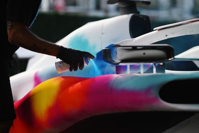 F1: Szó szerint átfestették Ricciardóék autóját