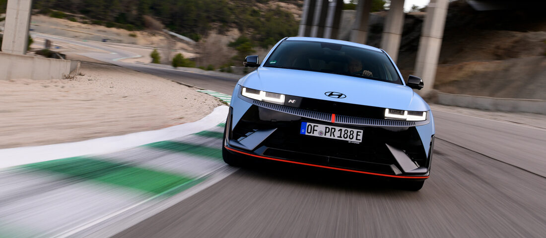 Ez az autó egy négykeréken guruló szimulátor