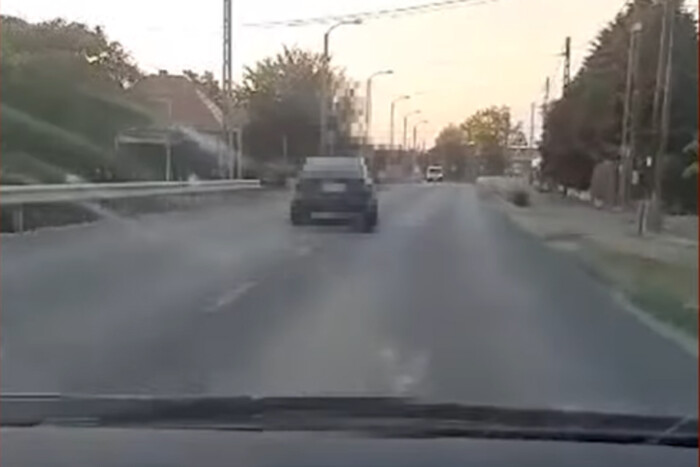 Videón a szembesávba kacsázó hevesi sofőr