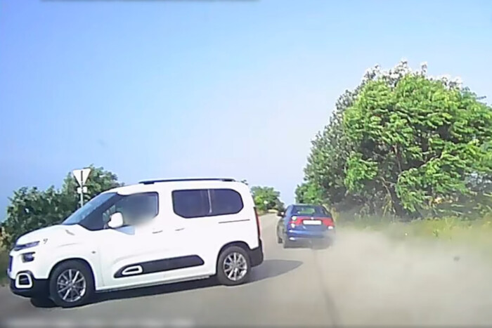 Vetkőzve menekült egy autós a rendőrök elől Dunaújvárosban