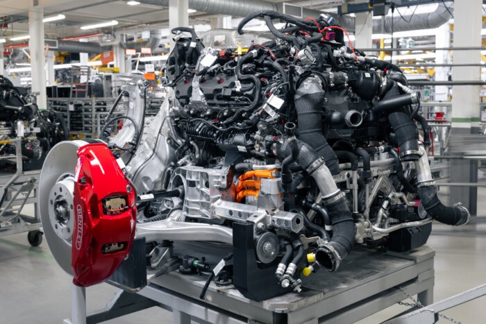 Iszonyú erős hibrid jön a Bentley-nél 6 | Vezess Iszonyú erős hibrid jön a Bentley-nél 6