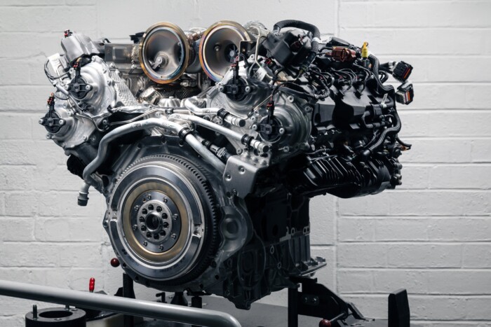 Iszonyú erős hibrid jön a Bentley-nél