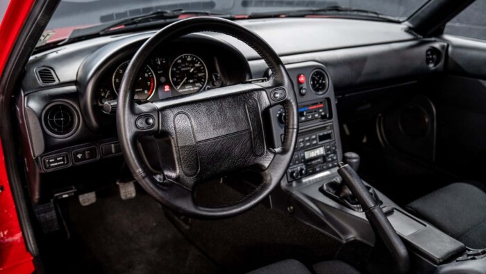 Öreg, gyenge Mazda, mégis elkérnek érte 15 milliót 3