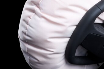 Beáldoznák a légzsákot, jöhet a kormányképernyő!