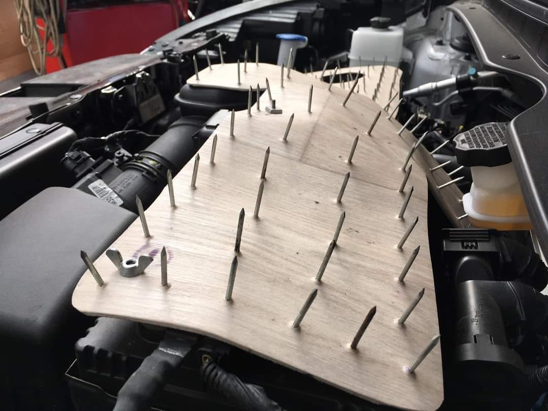 Rengeteg szeg egy motortérben, de miért? 3