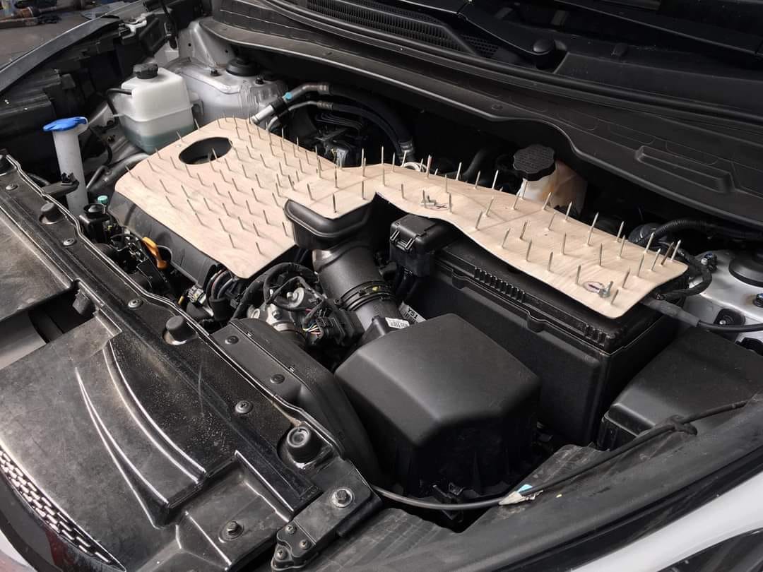 Rengeteg szeg egy motortérben, de miért? 2