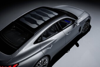 Árammal sötétít ez a négyajtós túraautó