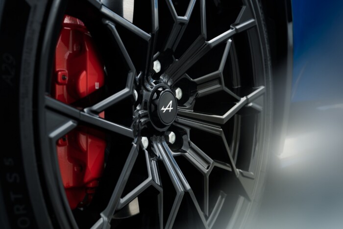 Bitang kisautóval folytatja a sportautógyár 15