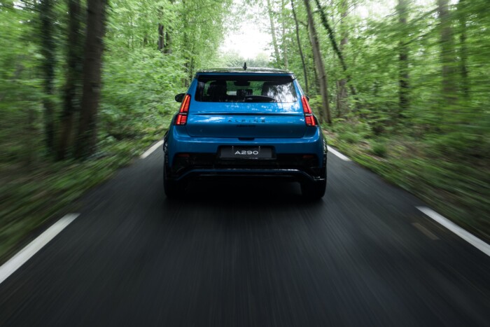 Bitang kisautóval folytatja a sportautógyár 12