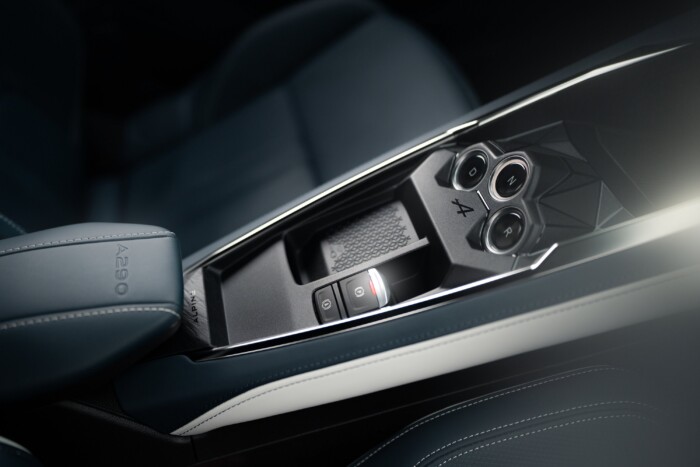 Bitang kisautóval folytatja a sportautógyár 10