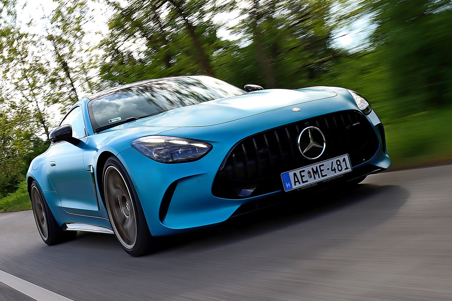 Bekönnyezel, úgy szól az 585 lóerős AMG GT