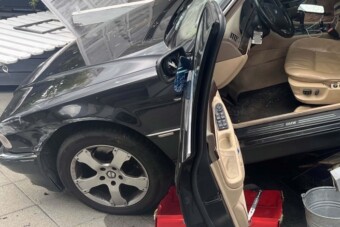 Összekeverte a pedálokat, tarolt a szomszédjánál