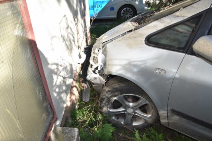 A főnökétől lopott autóval indult sörért, egy ház fala állította meg 1