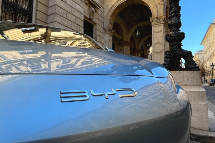 Az EU megszavazta a kínai villanyautós vámokat