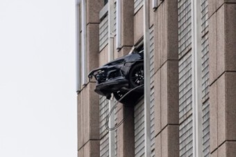 Hajszálon múlt, hogy kizuhanjon egy autó a hatodik emeletről