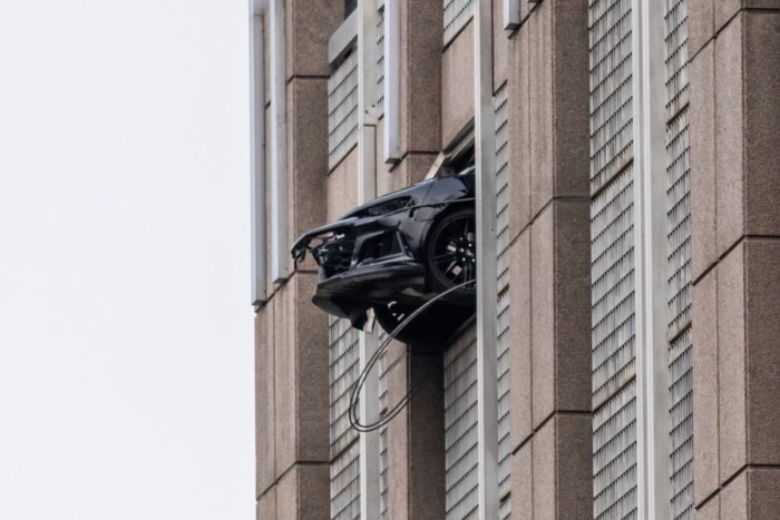 Hajszálon múlt, hogy kizuhanjon egy autó a hatodik emeletről