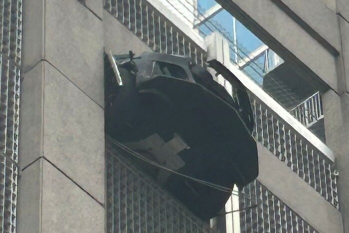 Hajszálon múlt, hogy kizuhanjon egy autó a hatodik emeletről 1