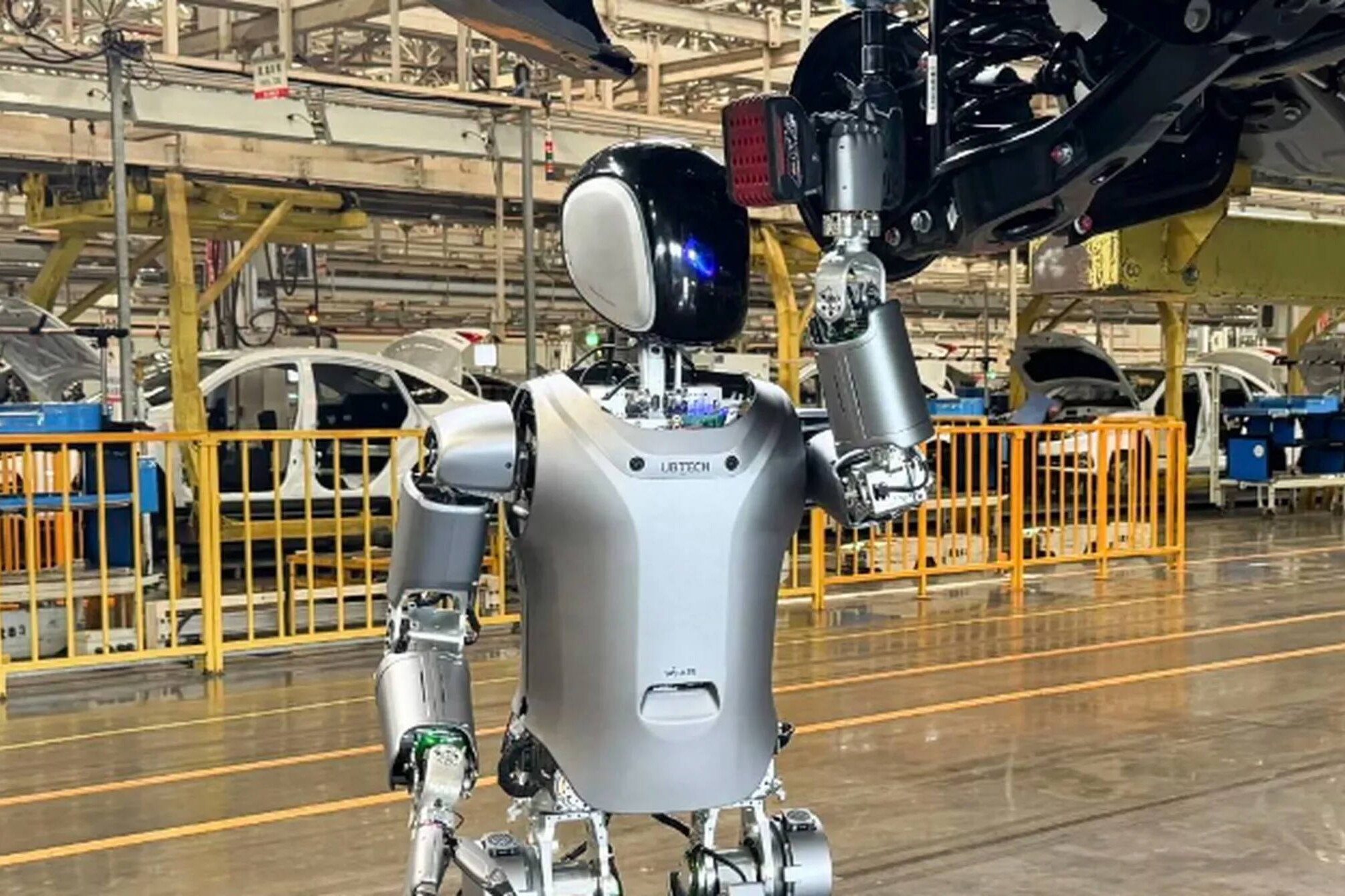 Ebben az autógyárban már emberszerű robotok dolgoznak