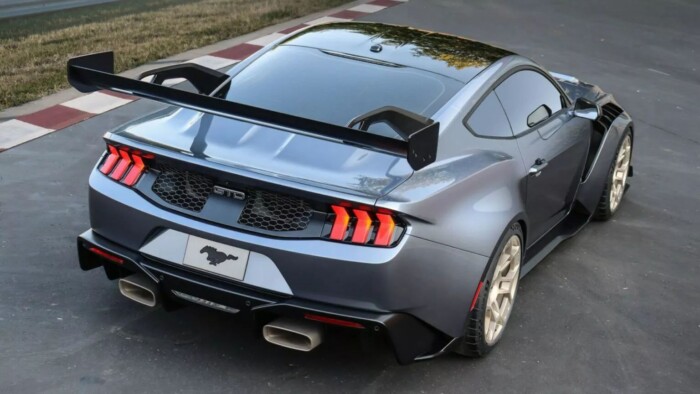 Vadászbombázóként szól a legdurvább Mustang V8-asa 1