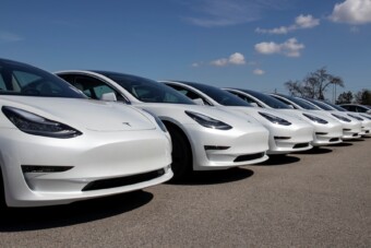 A Tesla ellen tüntetett, milliókat kell fizetnie