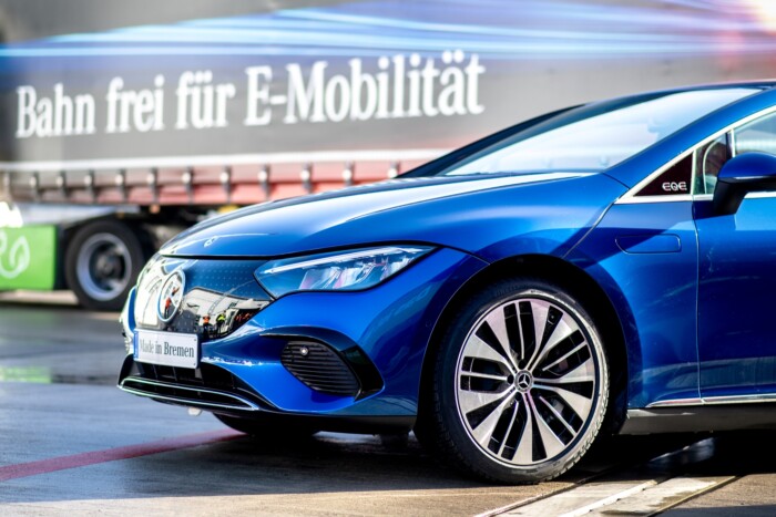 Hátraarc: visszanyúl a régi motorokhoz a Mercedes is