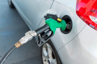 Itthon már olcsóbb a benzin, mint a szomszédos országokban
