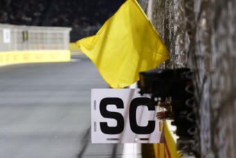 Versenypályáról lopták el a biztonsági autót