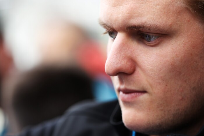 F1: Schumacher a mezőny felénél jobb