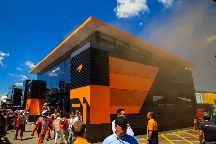 F1: Így pótolta a McLaren a kigyulladó motorhome-ot