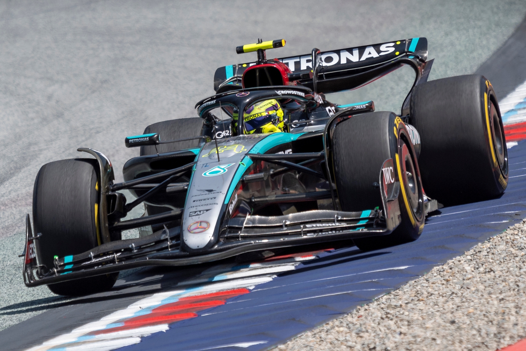 Hamilton: Távolabb kerültünk a győzelemtől