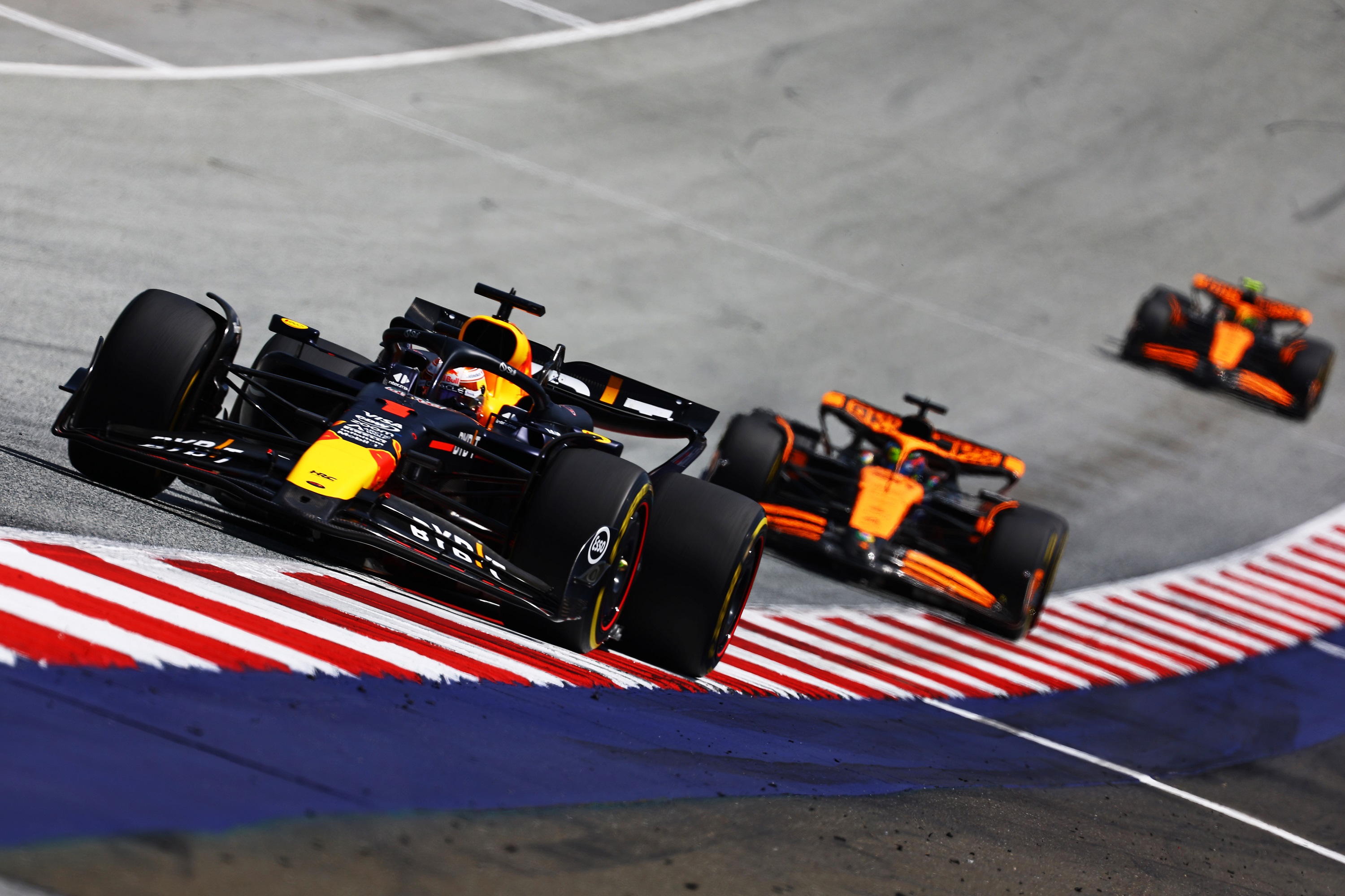 F1: Komoly csatára kényszerítették Verstappent a sprinten