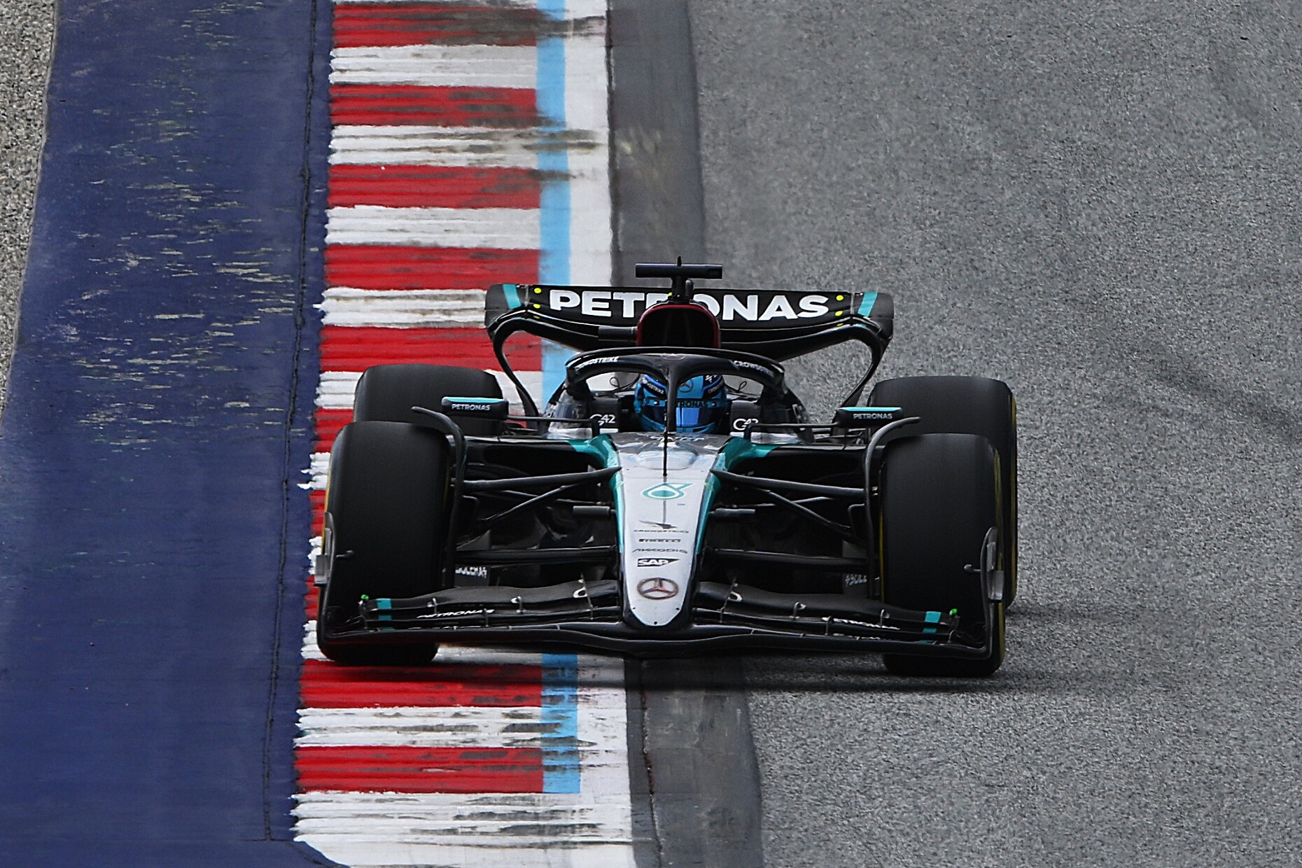 F1: Verstappen és Norris ütköztek, a nevető harmadik nyert