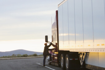 90 éves a legidősebb kamionos, aki dolgozik tovább