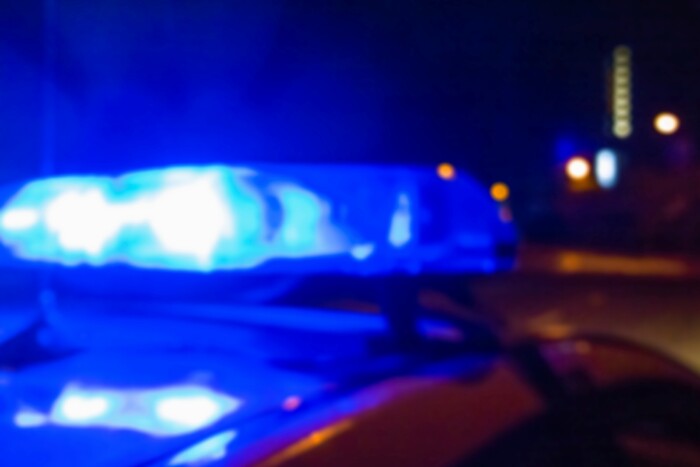 Vezetés helyett telefonozott, nekiment egy rendőrautónak