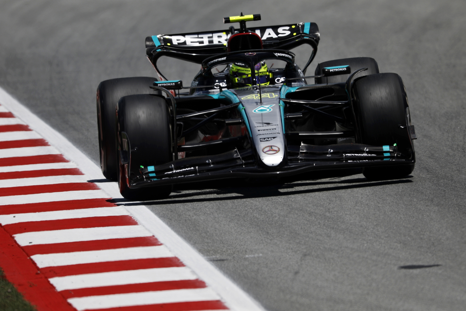 F1: Hamilton a leggyorsabb Barcelonában