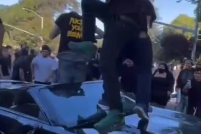 Sokkoló felvétel: kamasz kölykök zúzták szét a parkoló autót