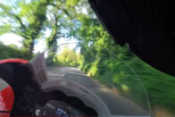 Nadrág nélkül sétált be a világ legveszélyesebb motorversenyére – börtönben végezte 1