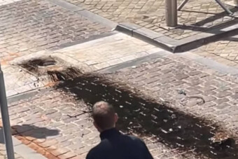 Fájdalmas látvány ahogy elvérzik a tilosba hajtó Golf