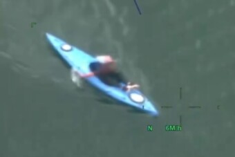 Evezve (is) menekült a rendőrök elől az autótolvaj