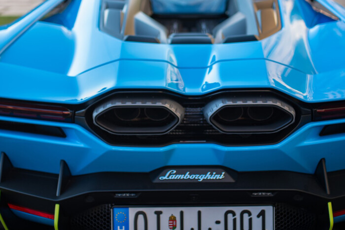 Egyedi rendszámmal vásárolták itthon az új Lamborghinit