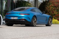 Bekönnyezel, úgy szól az 585 lóerős AMG GT 21