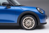 Benzinmotorral újult az ötajtós Mini Cooper 45