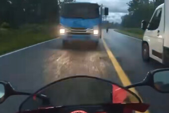 Lélegzetelállító, egyben félelmetes videóval üzennek a mentősök a motorosoknak