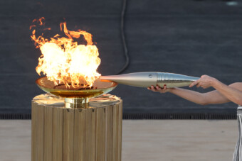 Autóversenyzőnek adták az olimpiai lángot