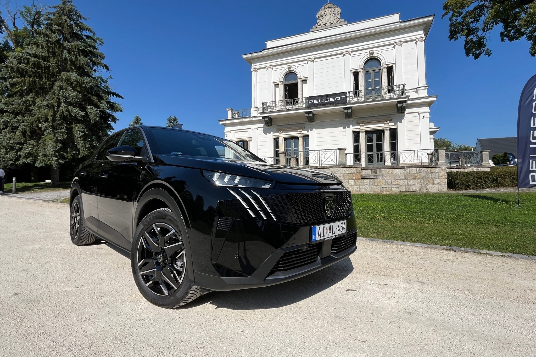 A benzines is villanyos az új Peugeot-ból. Itthon az új 3008! 6