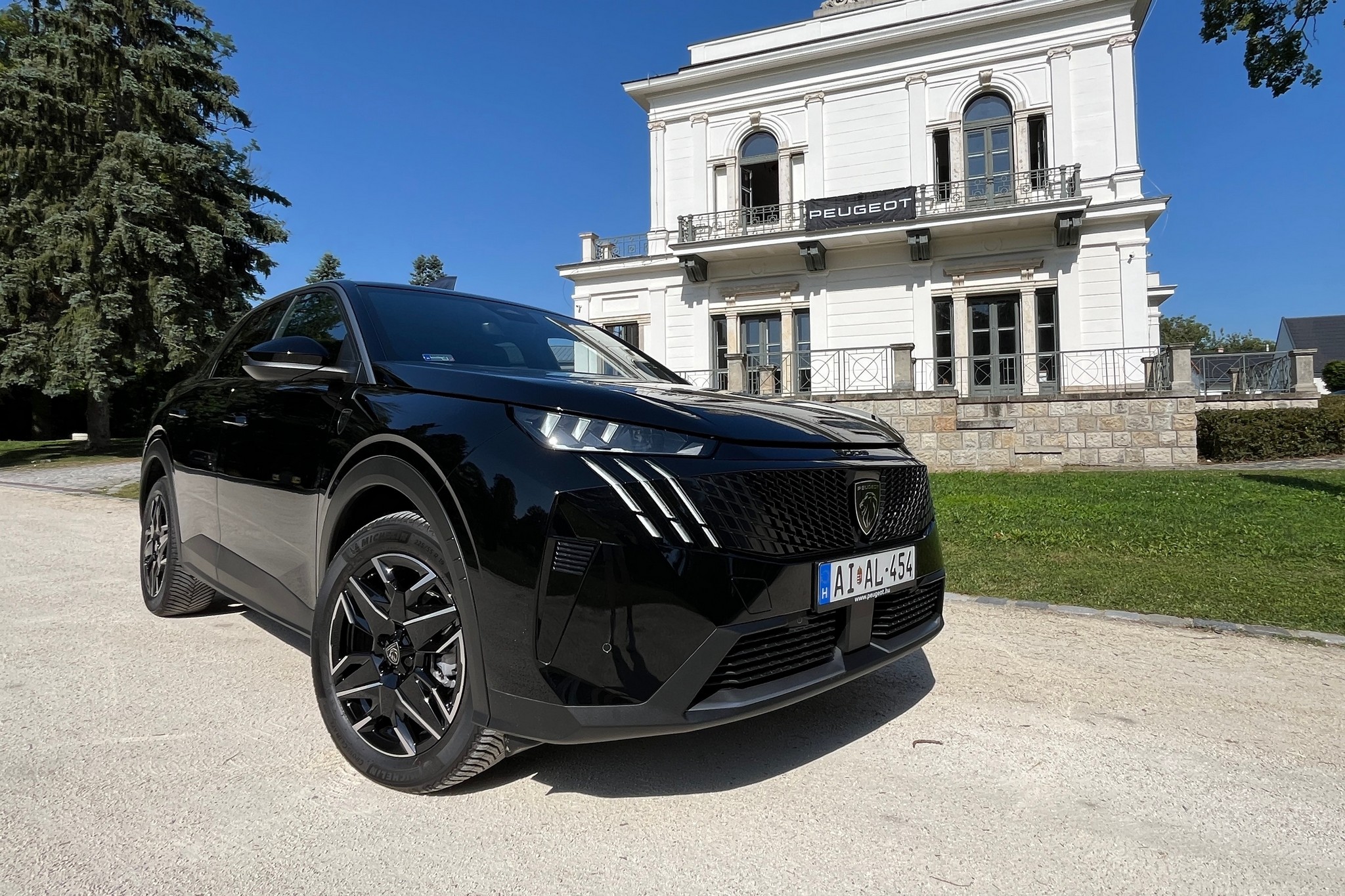 A benzines is villanyos az új Peugeot-ból. Itthon az új 3008!
