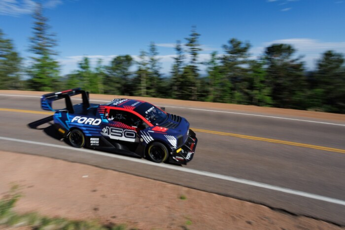 Egy teherautó nyerte a világ leghíresebb hegyi versenyét